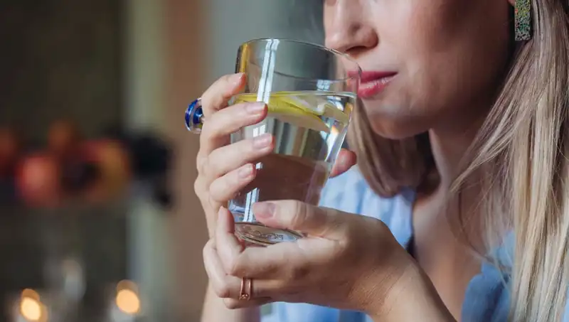 Aç Karnına 1 Litre Su İçmenin Sağlık Üzerindeki Şaşırtıcı Etkileri