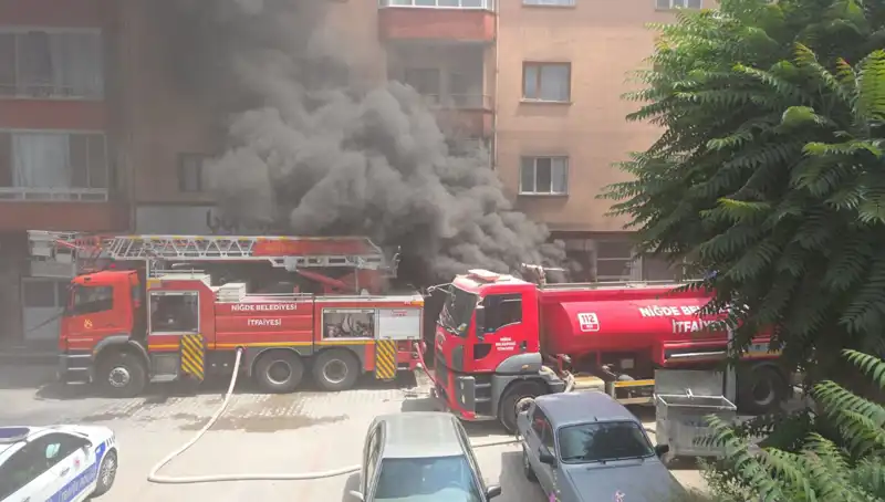 Niğde'de Beyaz Eşya Deposunda Yangın: İtfaiye Zamanla Yarıştı