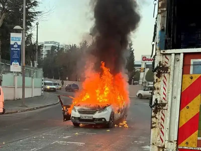 Korkunç Kaza: Alev Topuna Dönüşen Araç Feci Bir Çarpışmaya Sebep Oldu