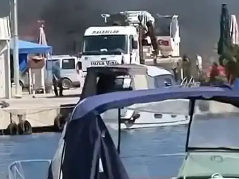 Tuzla Balıkçı Barınağında Yangın: Lastiklerde Alevler Yükseldi