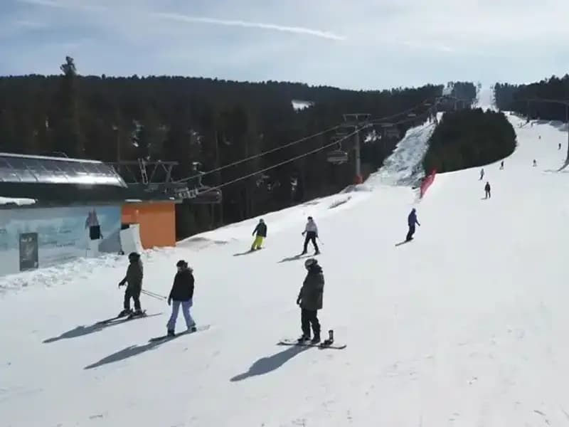 Sarıkamış’ta Bahar Mevsiminde Kayak Keyfi: Ziyaretçiler Akın Akın Geliyor!