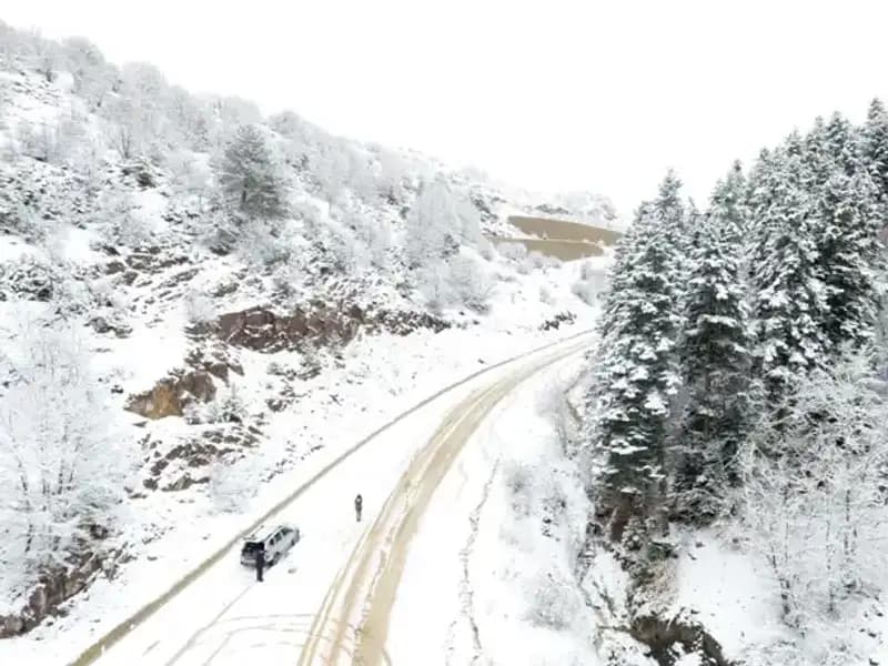 Nisan’da Kış Sürprizi: Bir Şehirde Her Yer Beyaza Büründü