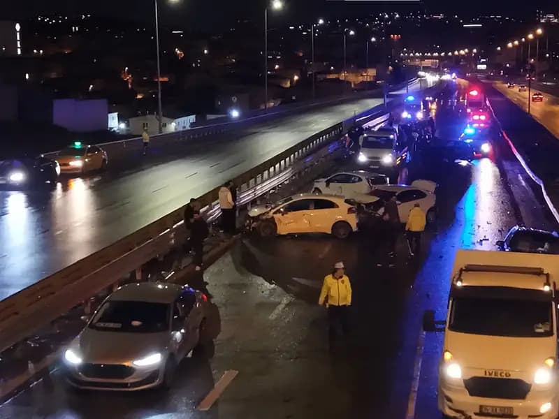Ataşehir'de 8 Araçlı Zincirleme Kaza: 4 Yaralı