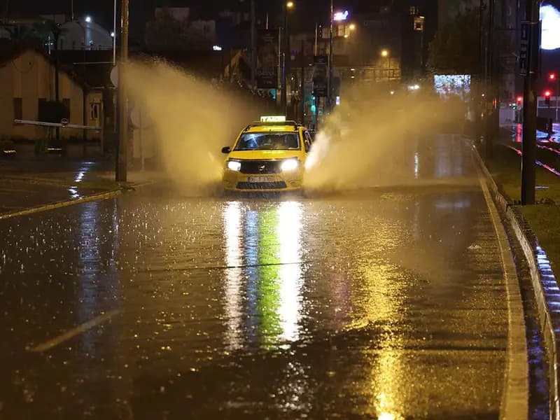 İzmir'de etkili sağanak yağış: Yollar göle döndü