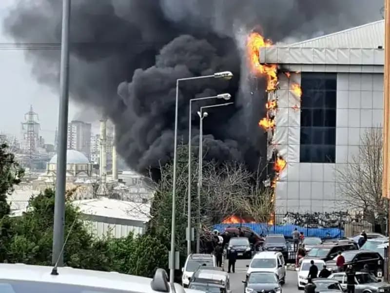 Başakşehir'de Sanayi Sitesinde Yangın: Yangın Söndürme Çalışmaları Devam Ediyor