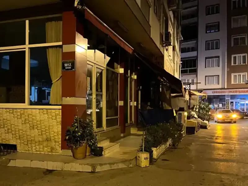 İzmir'de Kahvehane Önünde Silahlı Saldırı: Bir Kişi Hayatını Kaybetti