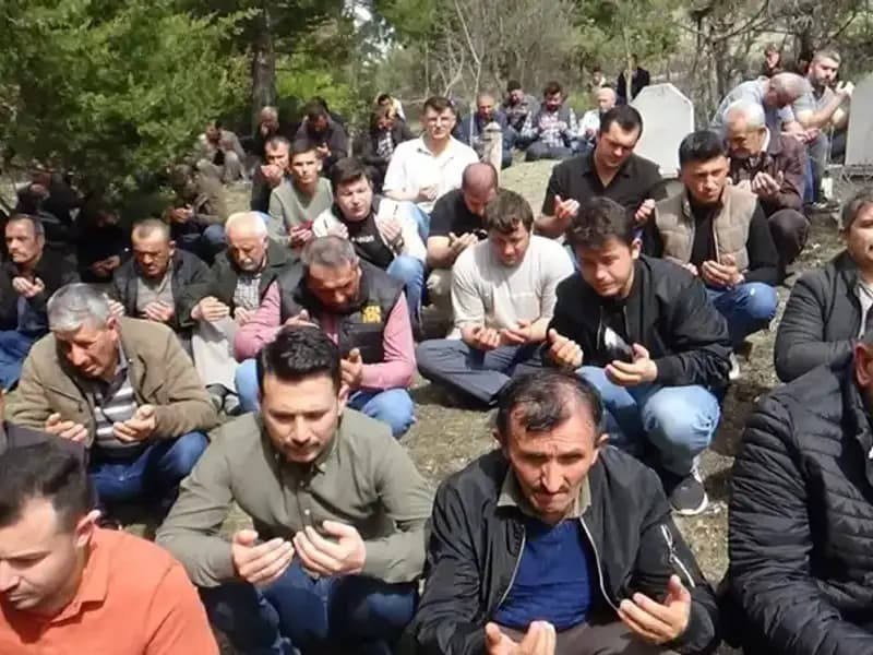 Sevgisiyle Dolu Bir Köy: Veda Zamanı Geldi