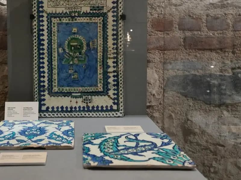 Çalınan İznik Çinileri Türkiye'ye İade Edildi: Tarihi Eserler Kurtarıldı