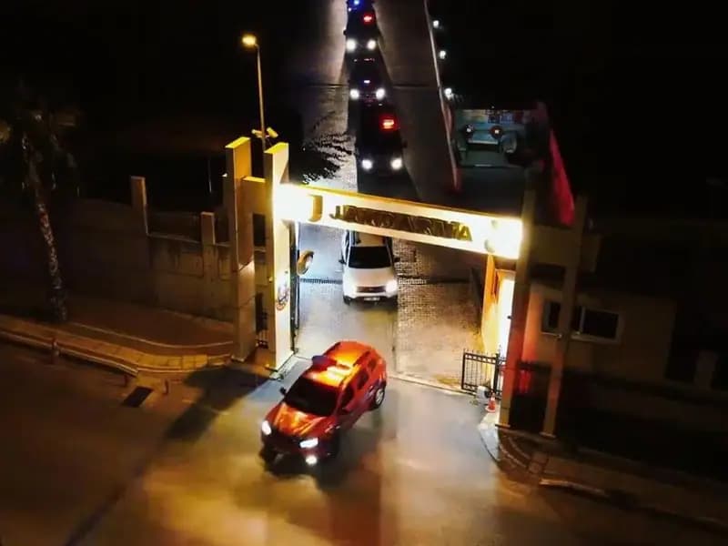 Göçmen kaçakçılarına yönelik "Kalkan33" operasyonunda 115 kişi gözaltına alındı