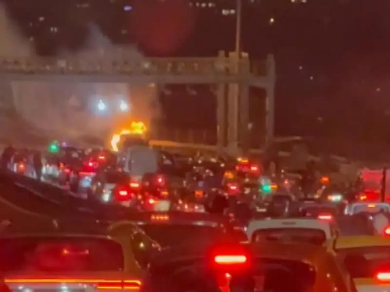 15 Temmuz Şehitler Köprüsü'nde Araç Yangını Kontrol Altına Alındı