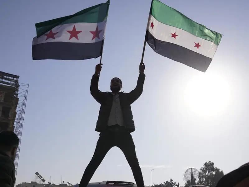 Suriye'de Esed rejimi devrildi: Halk kutlamalarla coşkulu