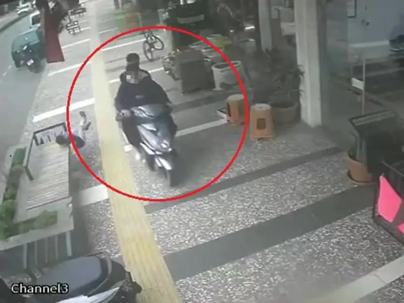 Antalya'da 5 Yaşındaki Çocuk Ölümden Döndü: Kaza Kamerada