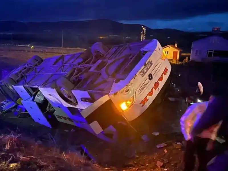 Sivas'ta Yolcu Otobüsü Devrildi: Kan İhtiyacı ve Kurtarma Çabaları Devam Ediyor