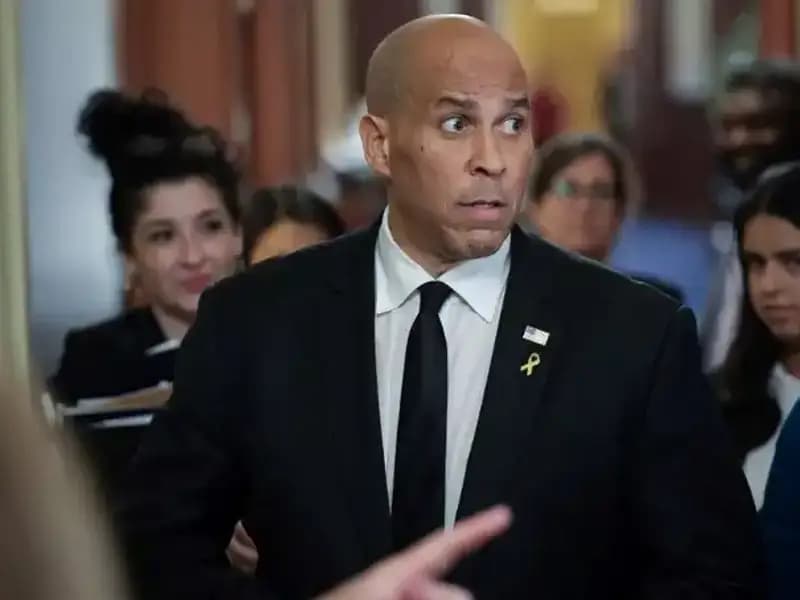 ABD Senatörü 25 Saat Süren Konuşmasıyla Tarihe Geçti