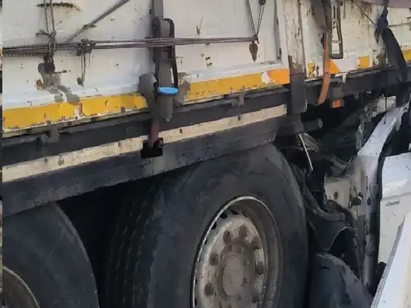 TIR Kazasında Dehşet Verici Anlar: Arkadan Saplanan Araç Üzerine Düştü