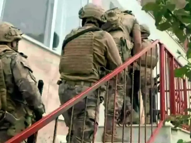 İzmir'de FETÖ/PDY Operasyonu: 9 Kişi Gözaltında, Yeni Ayrıntılar Elde Edildi