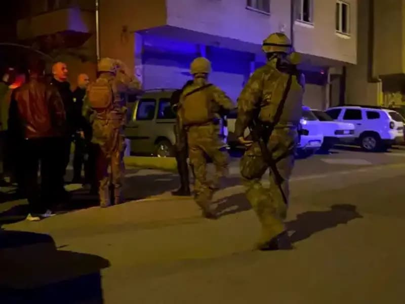 Tüfekle Balkondan Ateş Açan Şahıs Kendini Eve Kilitledi