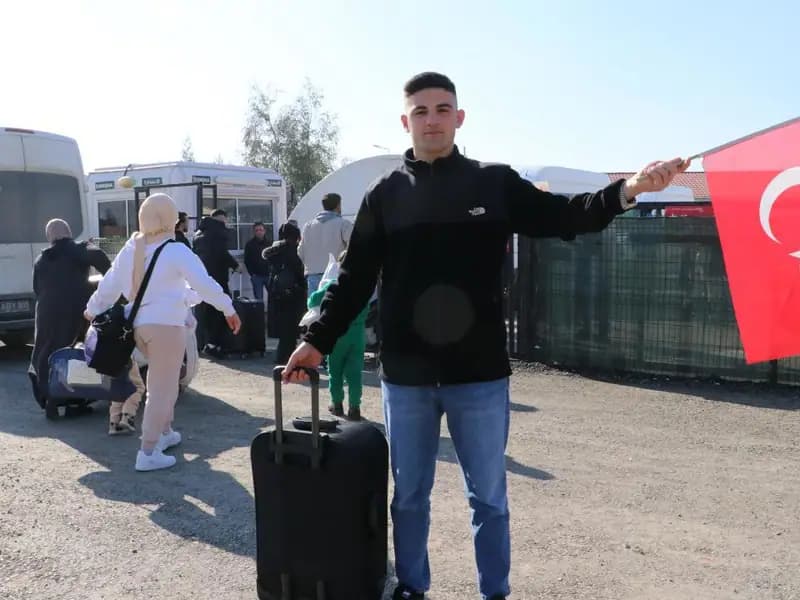 Suriye'ye Türk bayrağıyla dönen vatandaş: Evimin ortasına asacağım