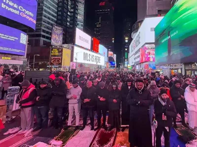 New York Times Meydanı’nda Tarihi Teravih Namazı Coşkusu
