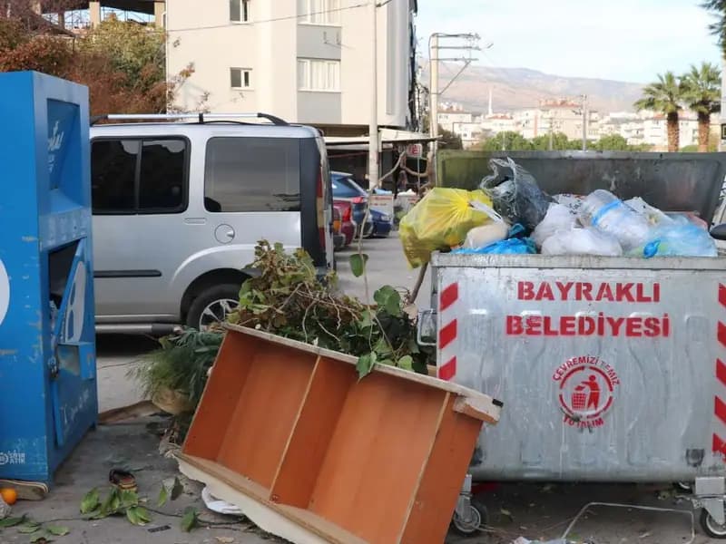 İzmir Bayraklı'da Çöp Sorunu Artıyor