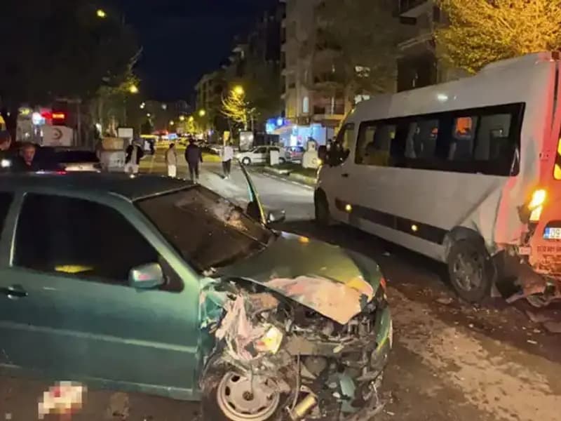 Taksim’de Büyük Kaza: Servis Minibüsüne Çarpan Otomobil 6 Yaralı