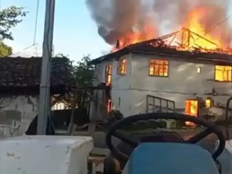 İki Katlı Evde Meydana Gelen Yangın, Komşuları Alev Alev Yaktı!