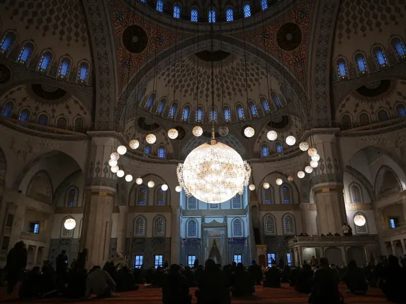 Türkiye'de Ramazan Bayramı Coşkusu: Camiler Dolu