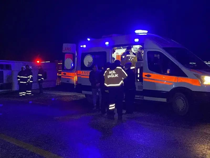 Cenazeye giden midibüs devrildi: 1 ölü, 23 yaralı