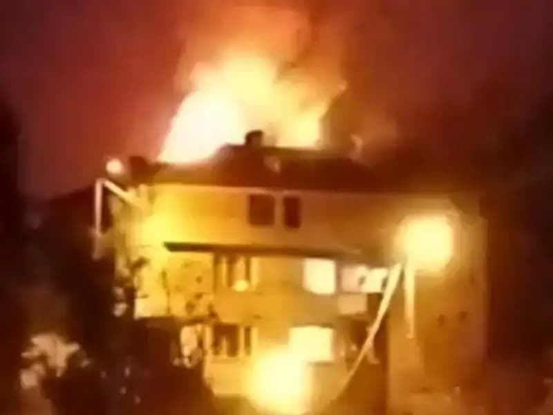 Saman Dolu Çatının Alevleri, Mahalleliyi Sokaklara Dökerek Panik Yarattı