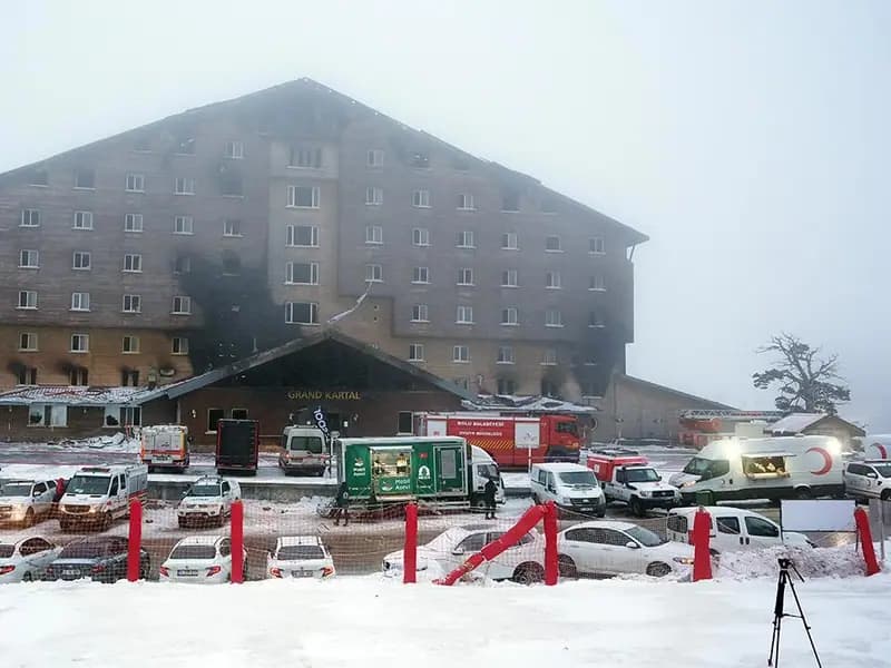 Kartalkaya'da Oteli Alev Alev Yutan Yangın Sonrası Ekiplerin Çalışmaları Devam Ediyor