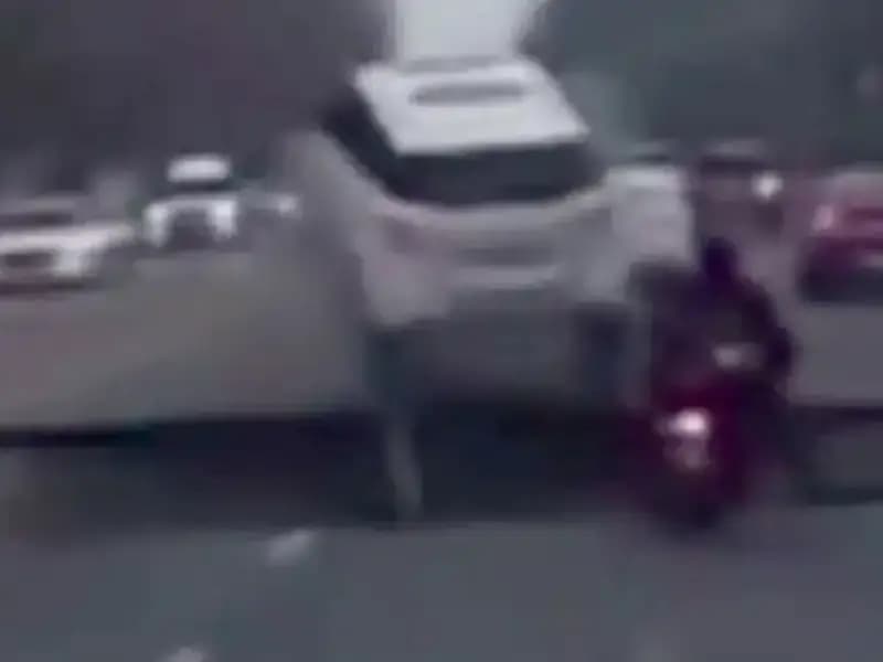 Güney Kore Otoyolunda Dev Çukur Motosikleti Yuttu: Şok Eden Görüntüler