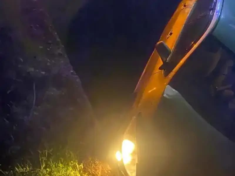 Adana'da Şok Kaza: Otomobil Şarampole Devrildi, İki Yaralı