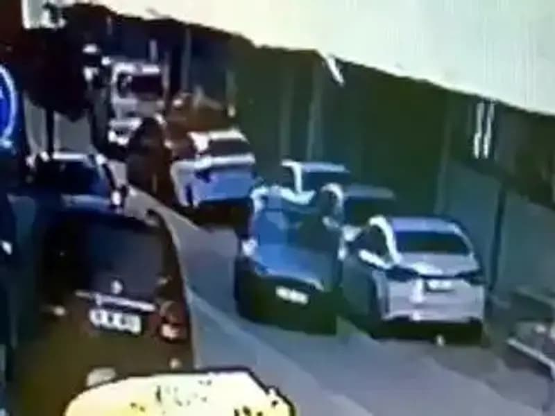 Esenyurt’ta Oto Kazası: Park Halindeki Araçlara Çarptı, Kaçtı!