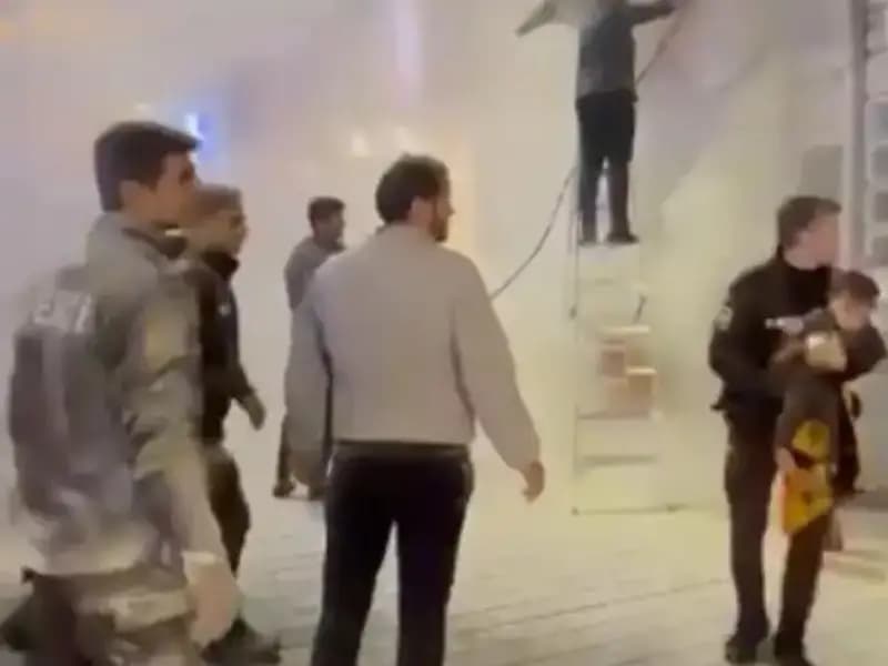 Beyoğlu'ndaki Büfede Korkutan Yangın: Çocuk Mahsur Kalınca Kurtarma Operasyonu Başlatıldı