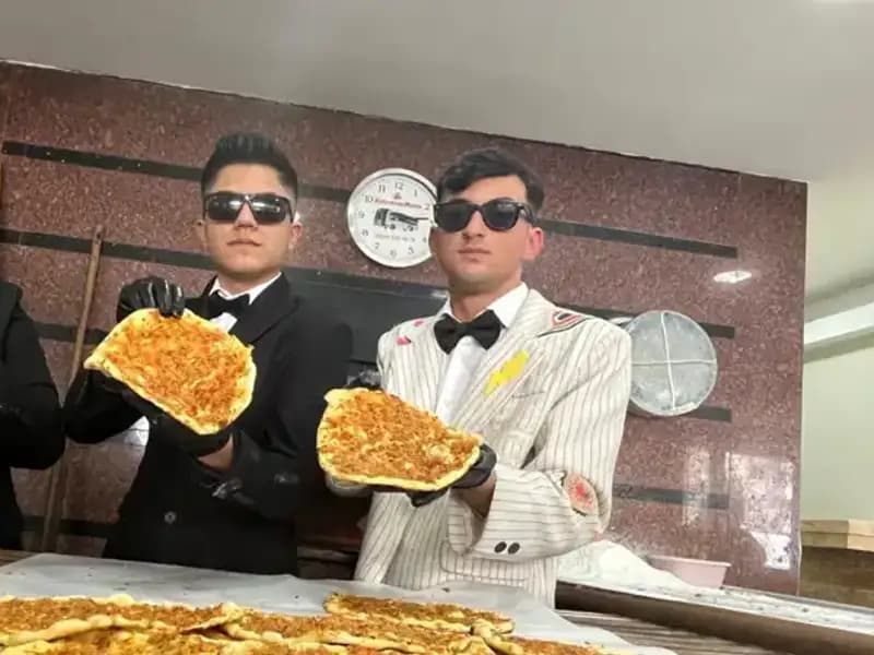 Takım Elbiseli Fırıncıların İlginç Performansı: Şaşkınlık ve Tebrikler!