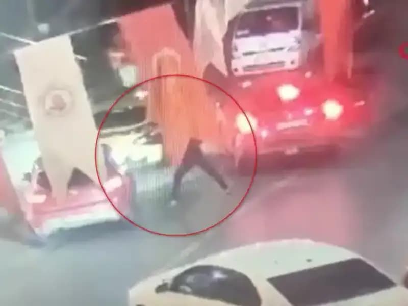 Genç Otomobilde Saldırıya Uğradı: Kurşun Yağmuru Korkuttu