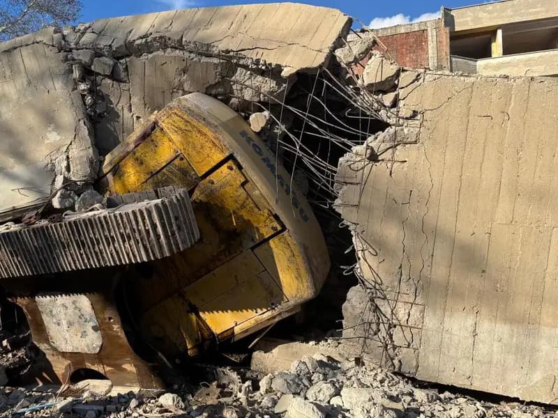 Uşak'ta İş Makinesinin Üzerine Bina Çöktü