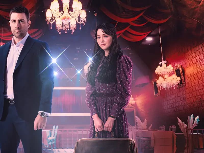 Çirkin Dizisi Afişi Yayınlandı: Çağlar Ertuğrul ve Derya Pınar Ak