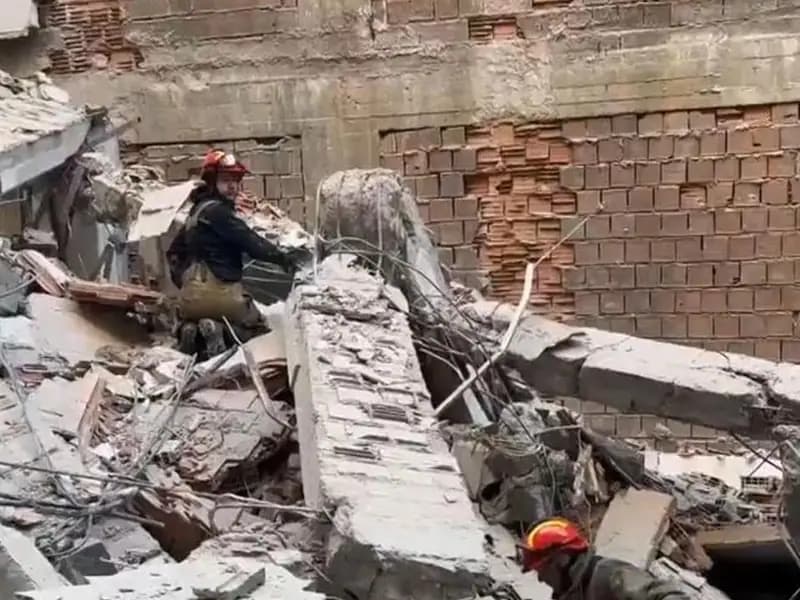 Güngören'de yıkım esnasında çöken binada 2 işçi göçük altında kaldı