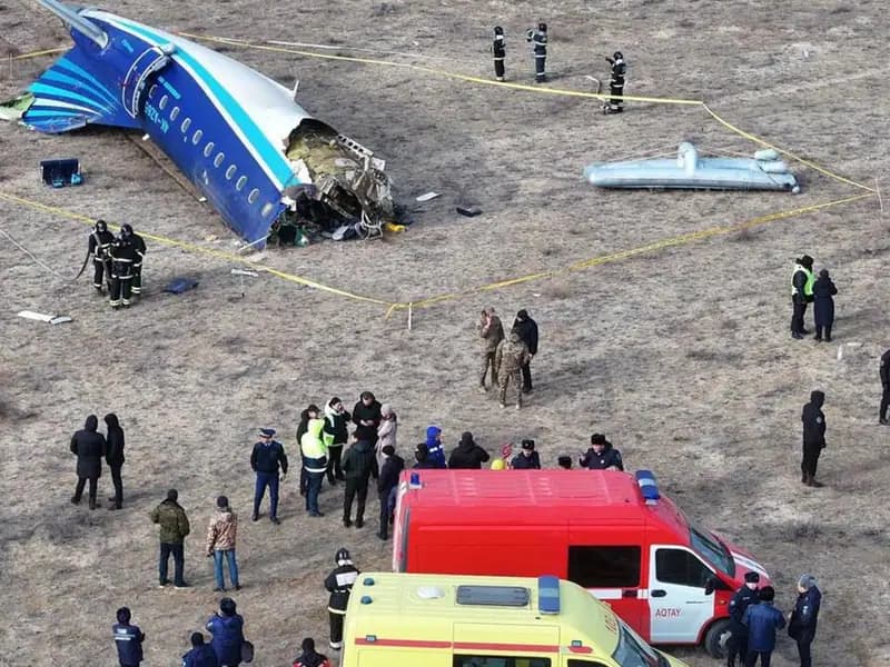 Kazakistan'da Azerbaycan'a Ait Yolcu Uçağı Düştü.