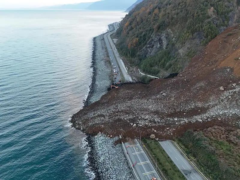 ** Artvin'de Dev Heyelan: 100 Bin Ton Toprak Hareket Etti
**