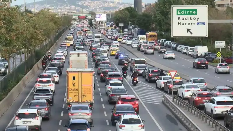 İstanbul'da Trafik Felaketi: Yoğunluk Yüzde 90'a Ulaştı!