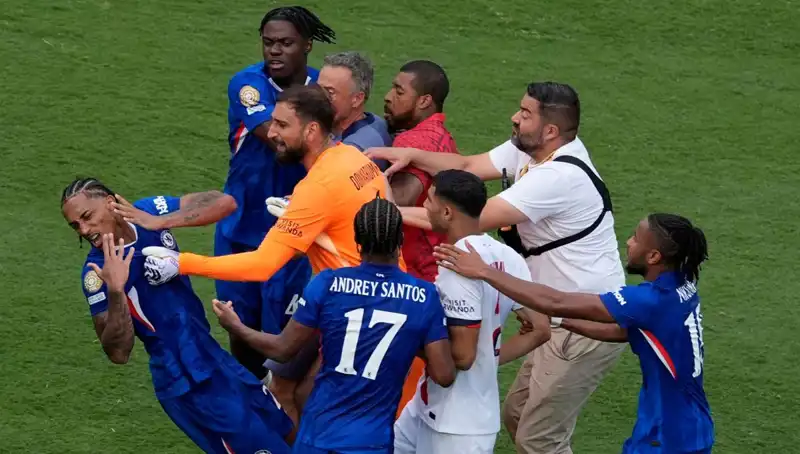 Dev Finalde Gerilim Tavan Yaptı: Teknik Direktörden Futbolcuya Yumruk!