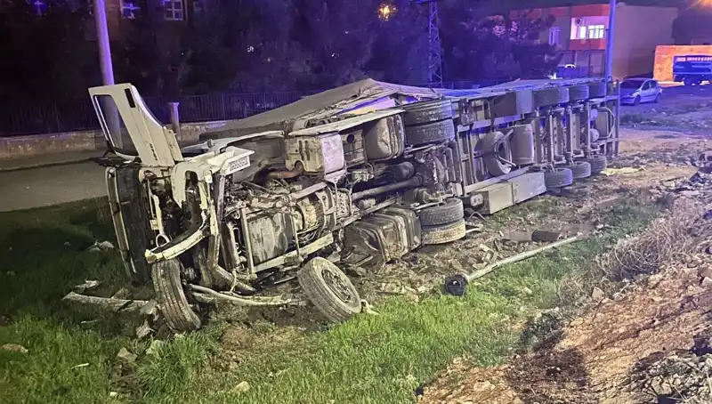 TIR Devrildi, Altı Kişi Yaralandı: Kazanın Sebebi Nedir?