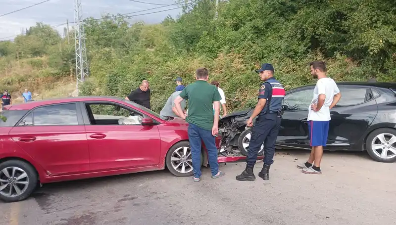 Karamürsel’de Trafik Kazası: Otomobiller Çarpıştı, 4 Kişi Yaralandı