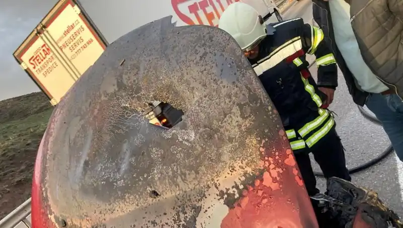 Seyir Halindeki Otomobil Alev Alev Yandı, Sürücüyle Çevredekiler Ne Yaptı?