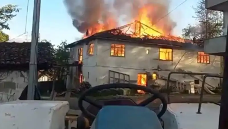 İki Katlı Evde Meydana Gelen Yangın, Komşuları Alev Alev Yaktı!