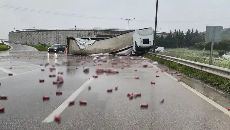 TIR Kazası Sonrası İçkiler Yola Saçıldı: Tüyler Ürperten Anlar