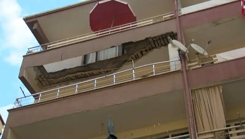 Güngören'de Korkunç Çöküş: Beş Katlı Binanın Balkonu Aniden Düştü!
