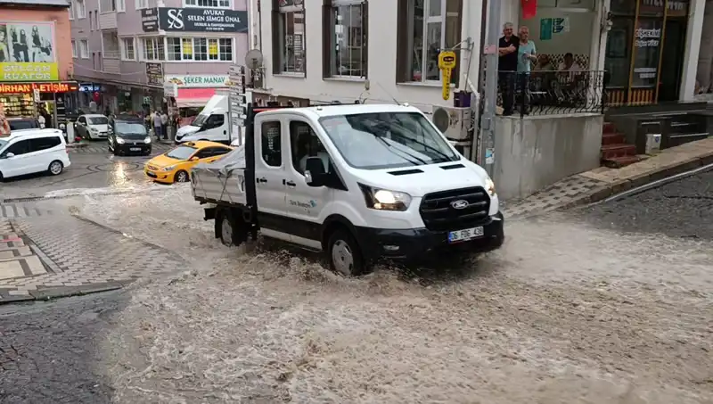 Şiddetli Sağanak, Şehirde Aniden Su Baskınlarına Yol Açtı